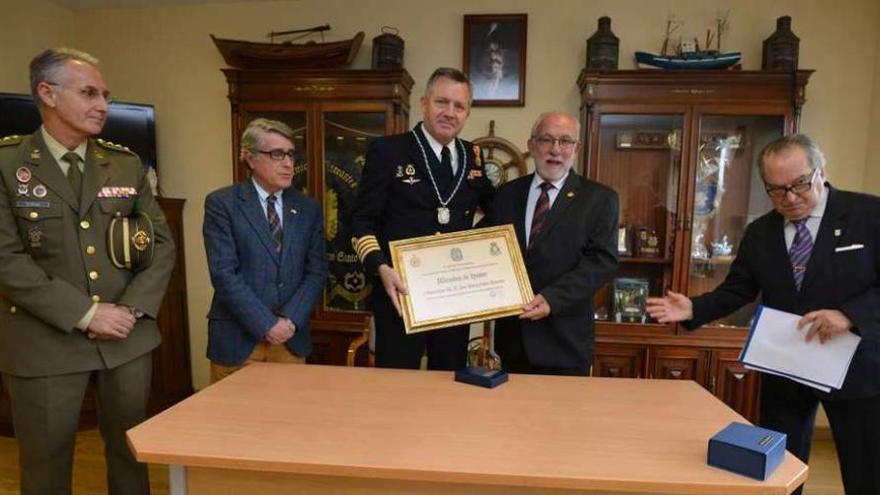 El presidente del Gremio entrega la distinción al comandante director de la Escuela Naval Militar. // G.S.