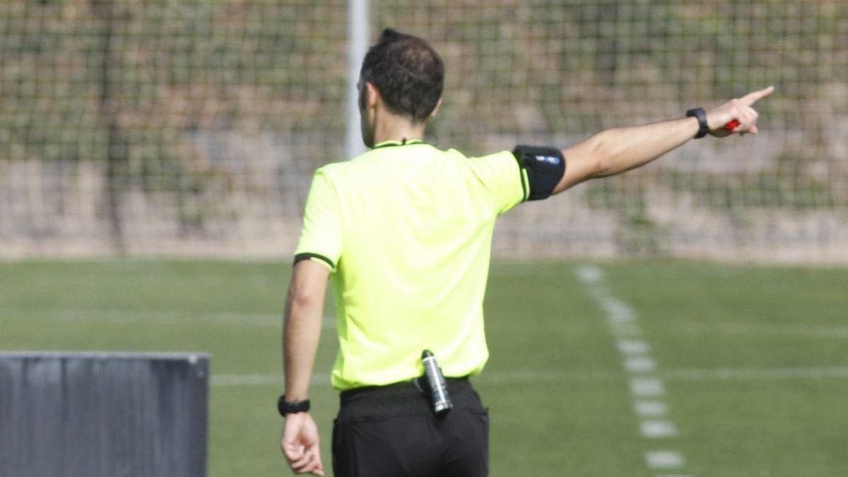 Un árbitro durante un partido de la pasada temporada.