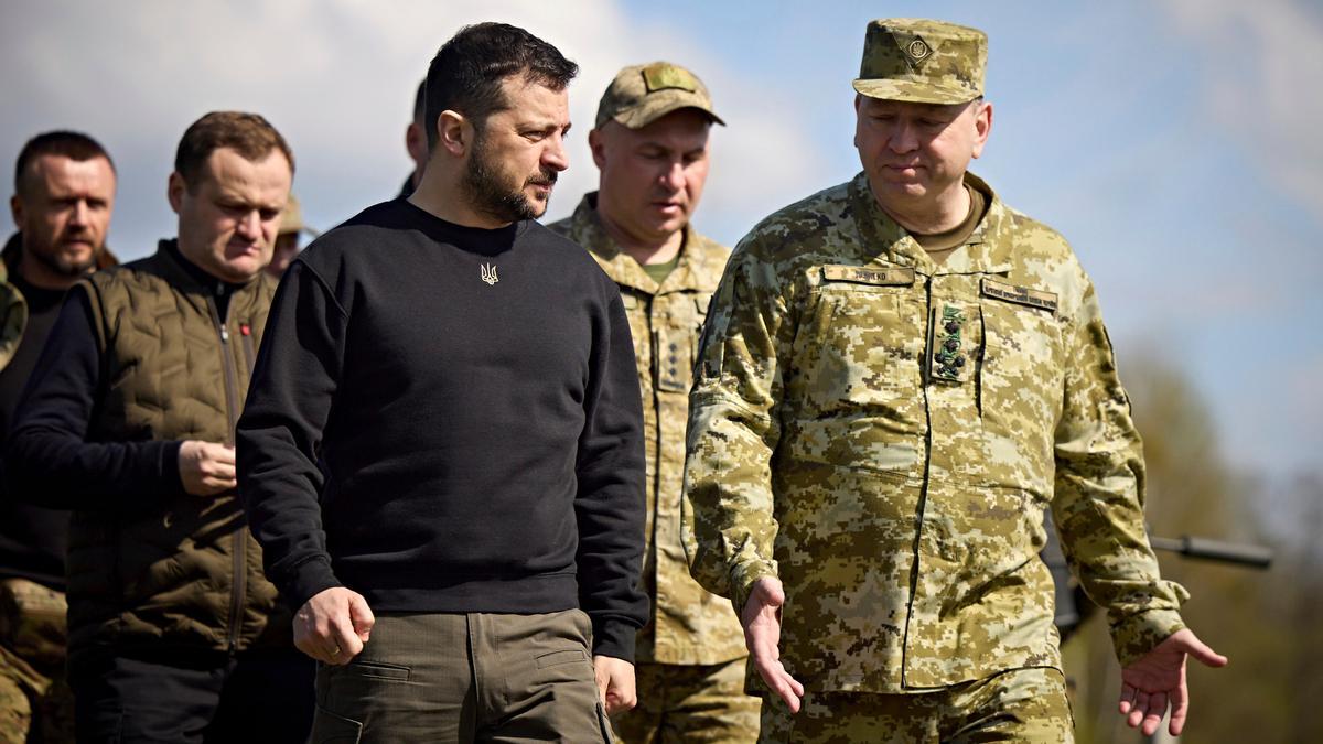 El presidente ucraniano, Volodimir Zelenski, visita a los soldados en la línea de frente