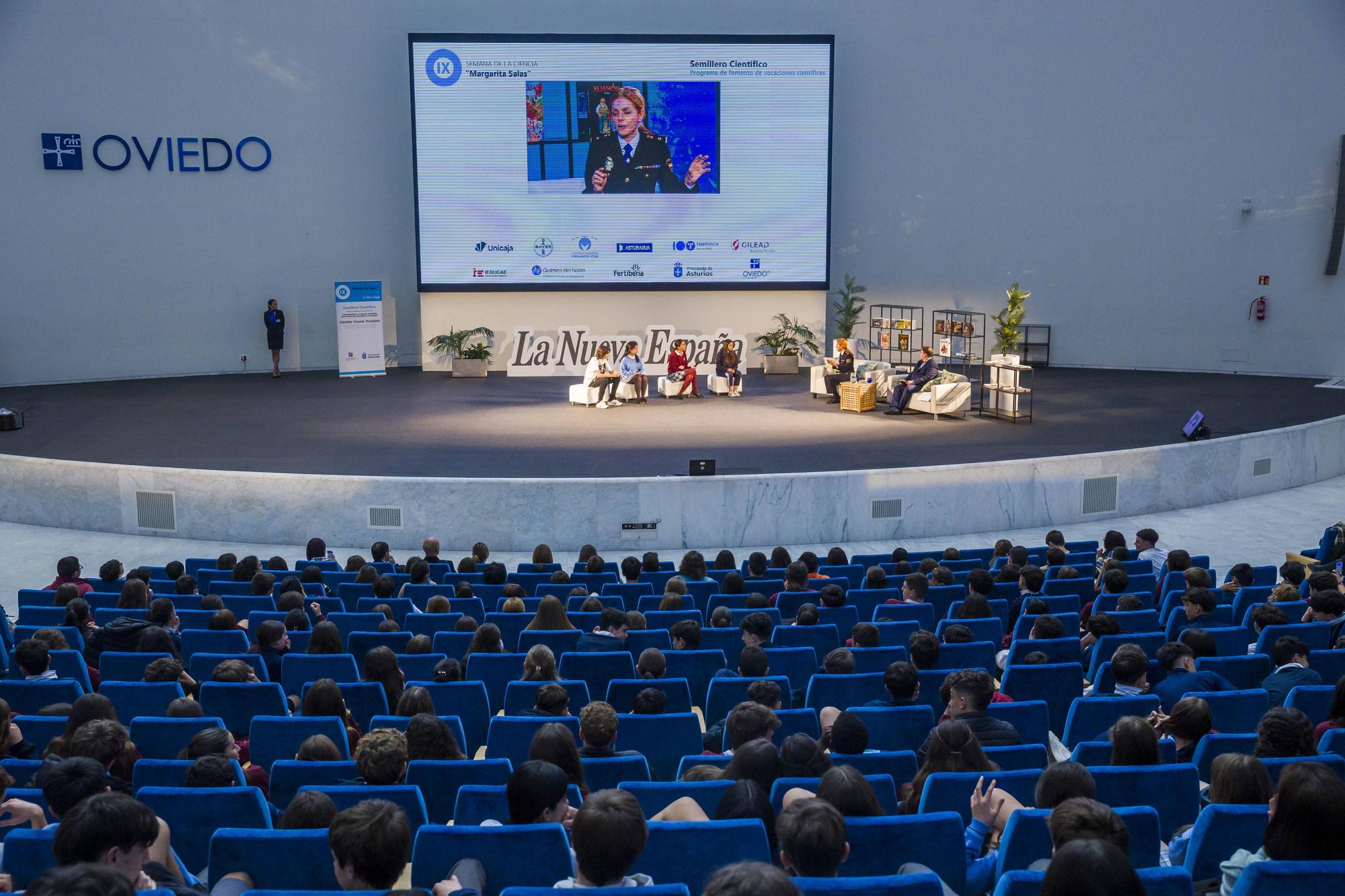 EN IMÁGENES: Así fue la conferencia de la jefa de la Policía Científica de Asturias ante centenares de escolares 

