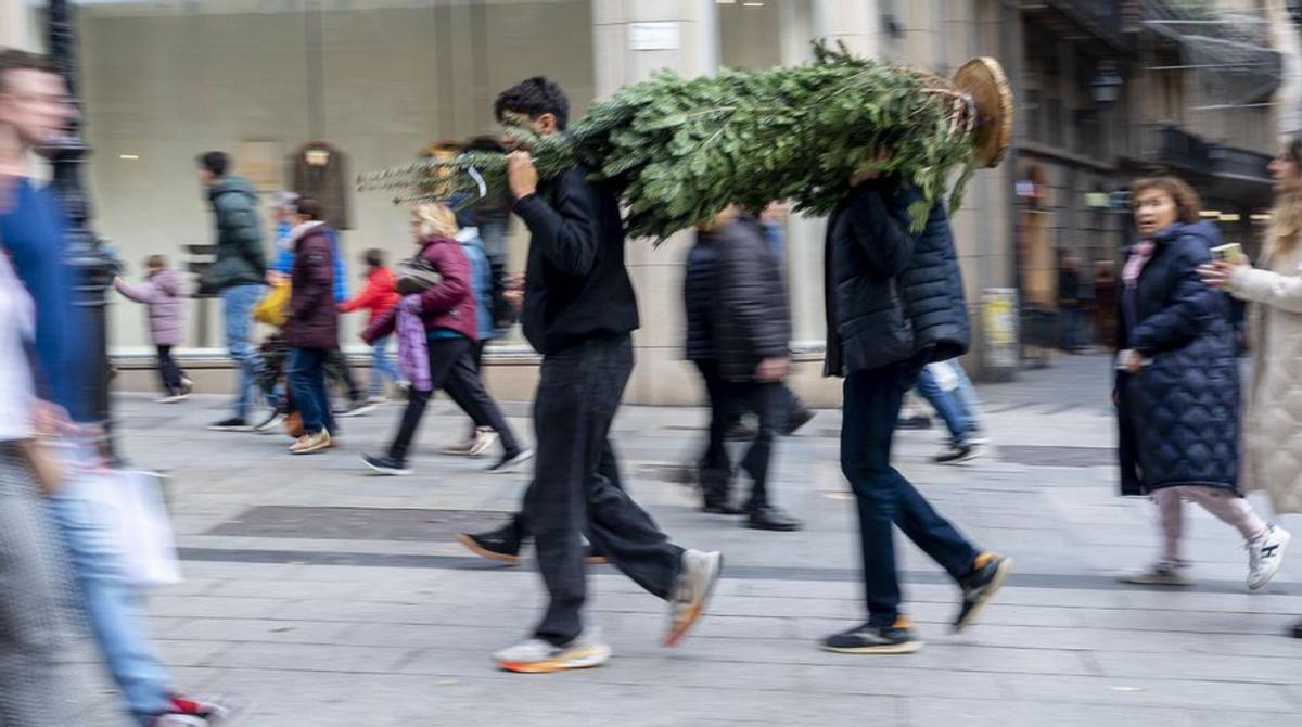 El primer diumenge comercial de Nadal atapeeix del centre de BCN