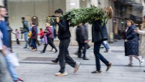 El primer diumenge comercial de Nadal atapeeix del centre de BCN