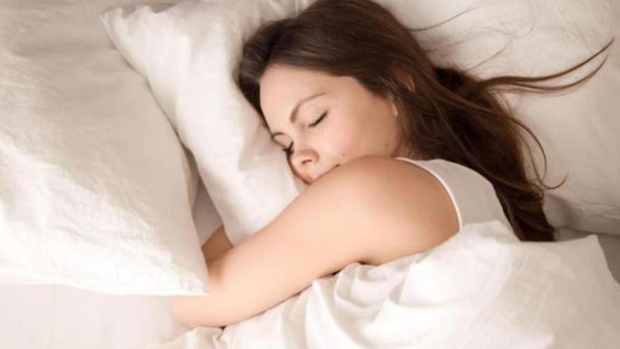 Ni cada tres días ni cada dos semanas: los expertos aclaran cuando hay que cambiar las fundas de la almohada