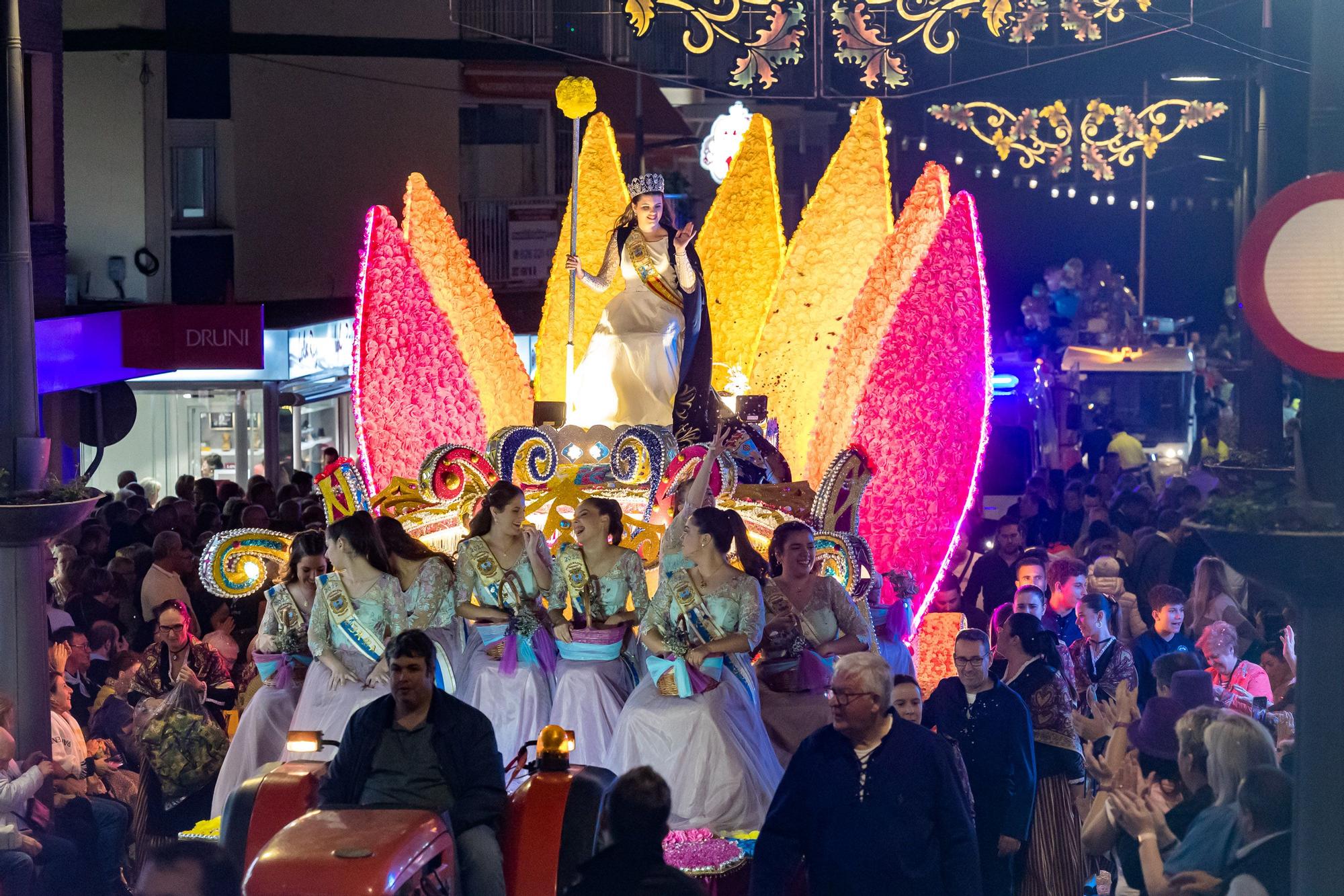 Desfile de carrozas y castillo de fuegos para despedir las Fiestas de Benidorm