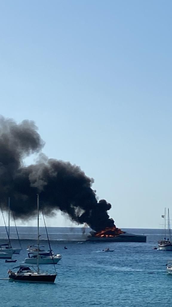 Arde un yate de unos 40 metros de eslora en Formentera.