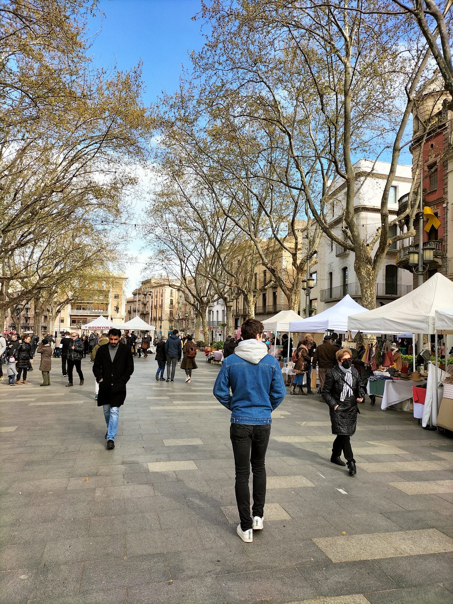 Torna la cua per comprar brunyols a la Rambla