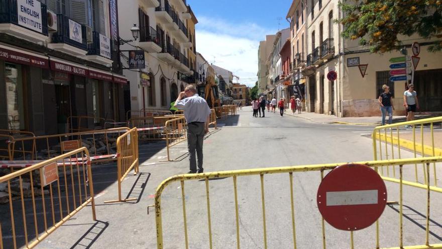 Las máquinas entraron ayer en la céntrica calle La Mar, que estará 5 meses patas arriba.