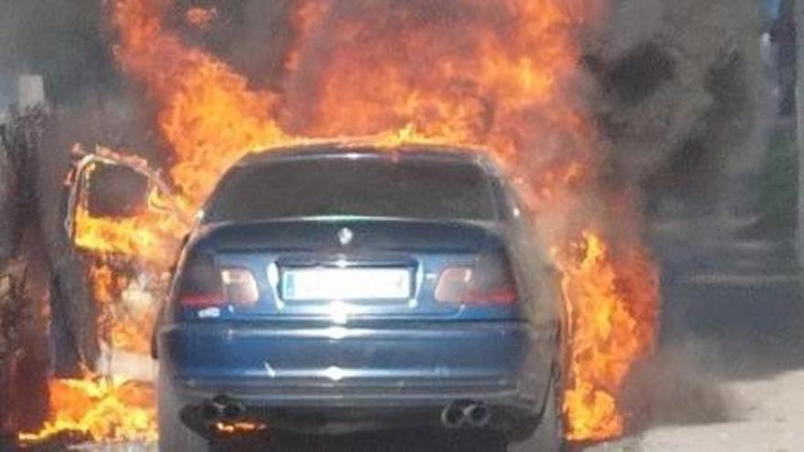 Arde un coche en Poio con cuatro personas dentro, dos menores, que lograron salir a tiempo.