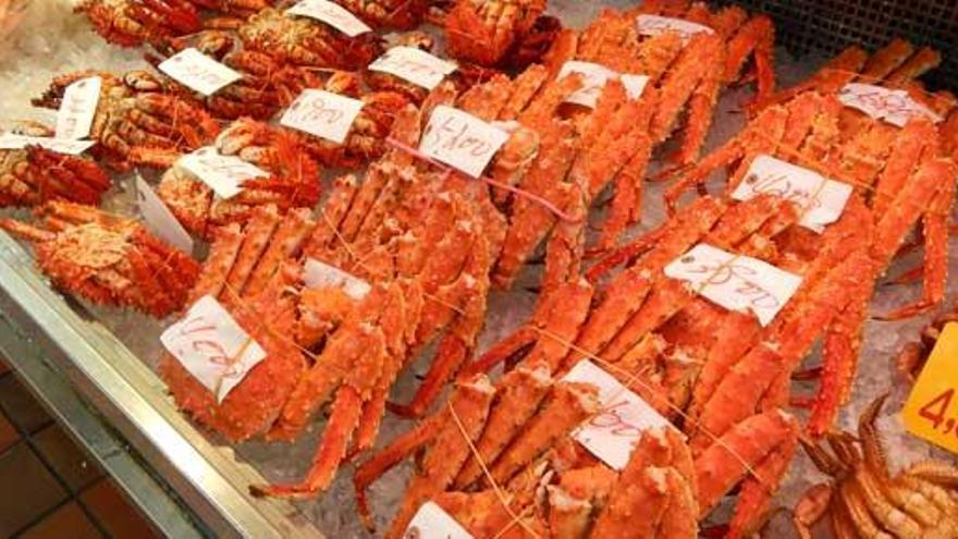 Cangrejos a la venta en un mercado japonés.