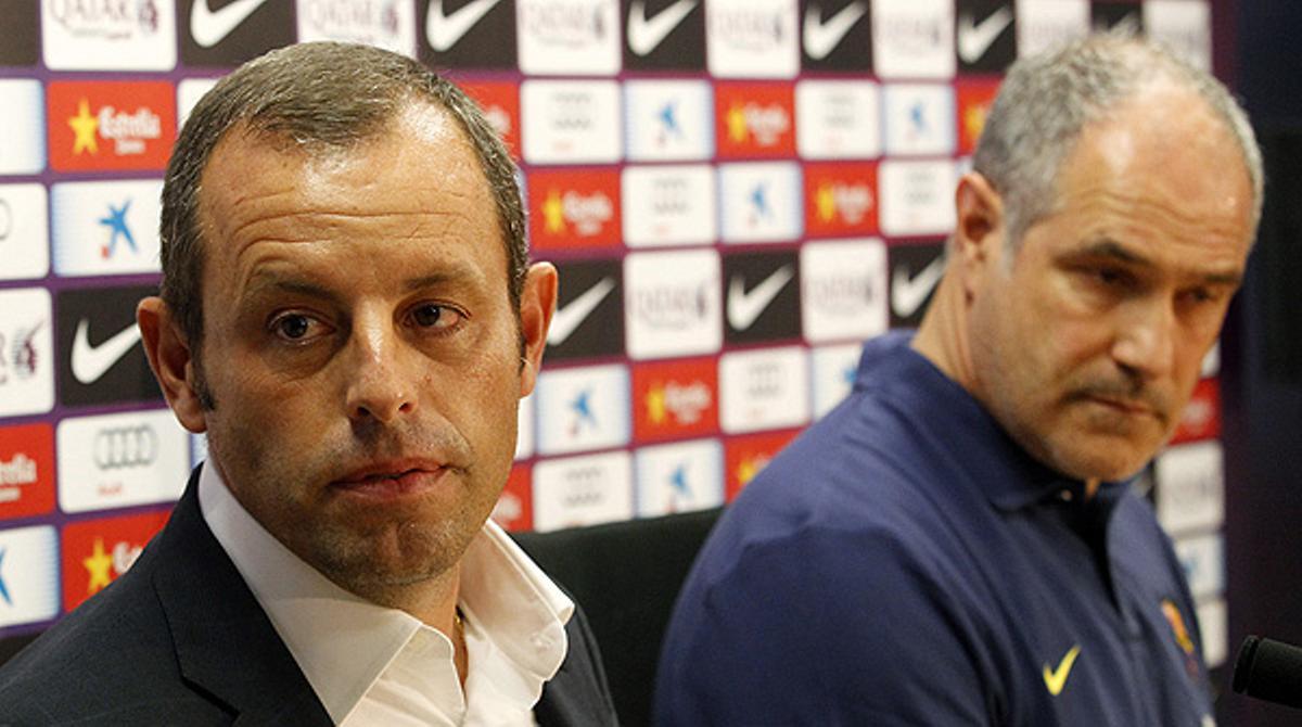 Rosell comunica en roda de premsa la decisió del tècnic blaugrana d’abandonar el club per seguir el seu tractament contra el càncer.