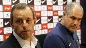 Rosell comunica en roda de premsa la decisió del tècnic blaugrana d’abandonar el club per seguir el seu tractament contra el càncer.