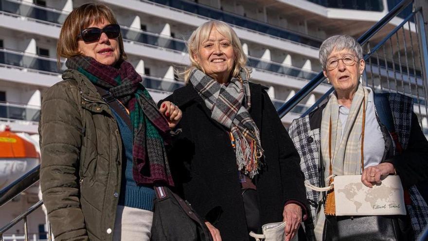 Mari Cruz Prieto, i Maria Cinta i Pilar López Samper, davant l’MSC Magnifica.  | MANU MITRU