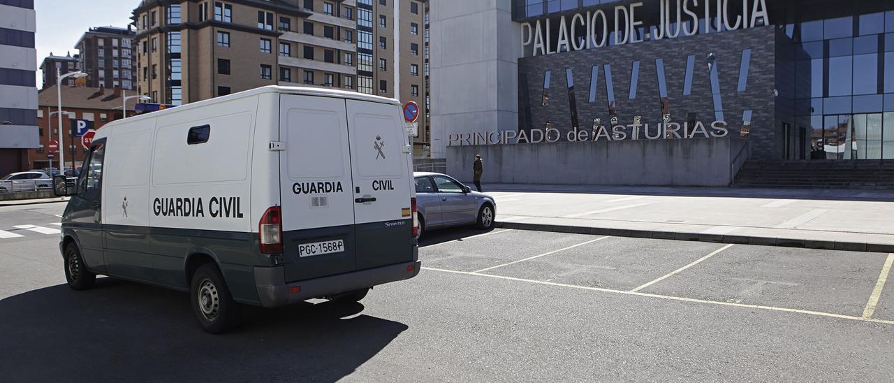 Un furgón de la Guardia Civil saliendo el Palacio de Justicia de Gijón.