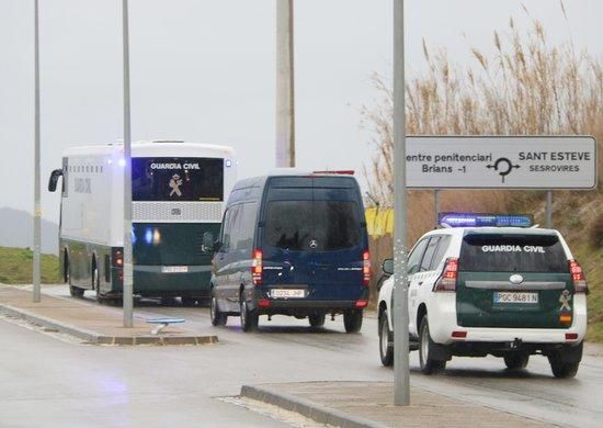 Els presos viatgen en un bus de la Guàrdia Civil.