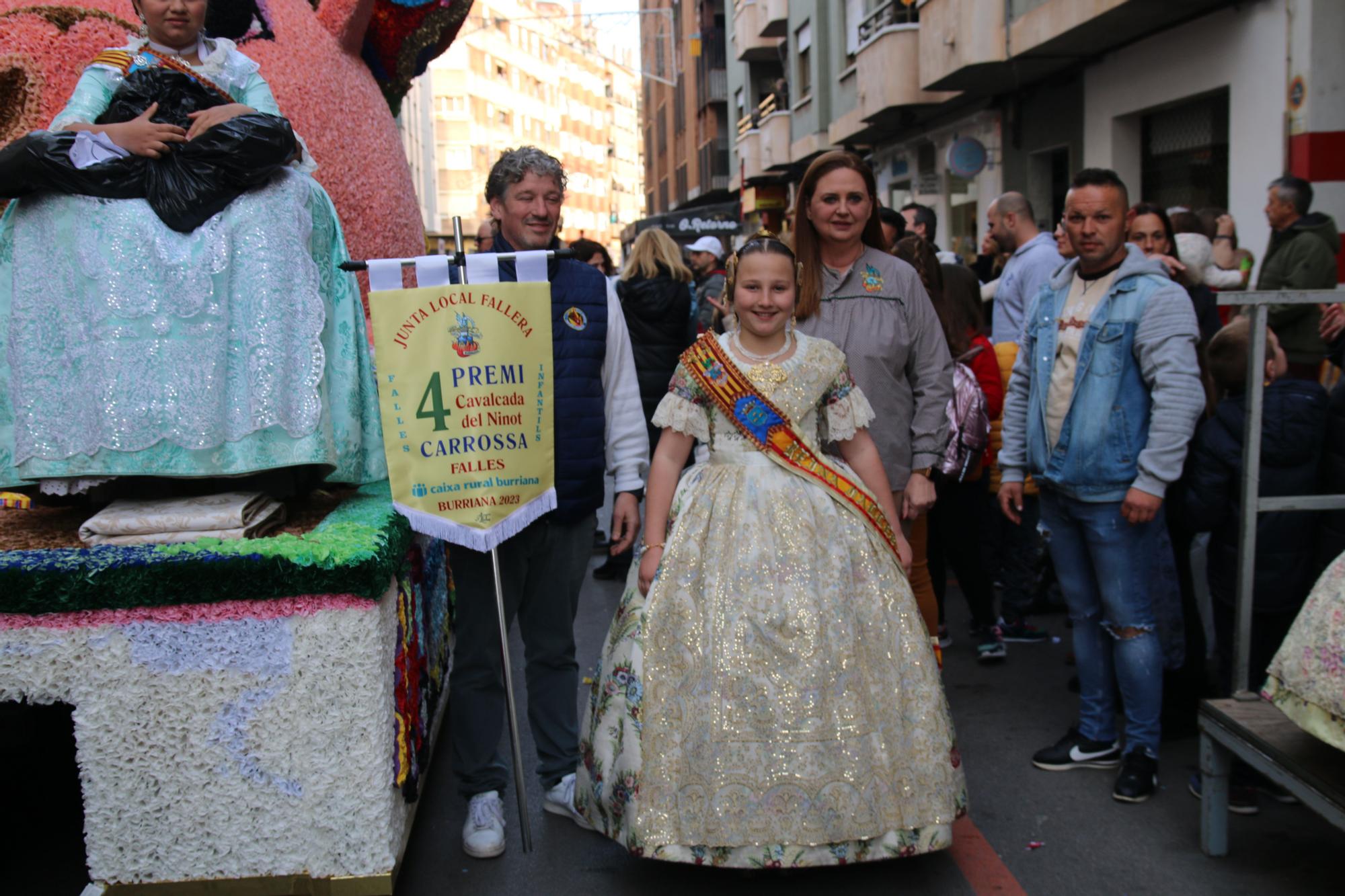 Búscate en las fotos del premio al Barri València en la cabalgata del Ninot infantil de Burriana