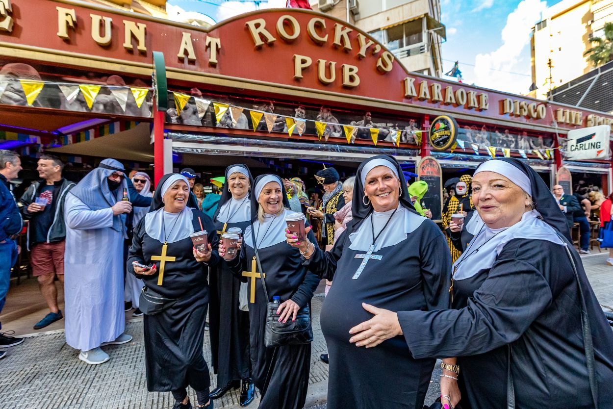 Los británicos desafían a la lluvia y celebran su "Fancy Dress Party" en Benidorm