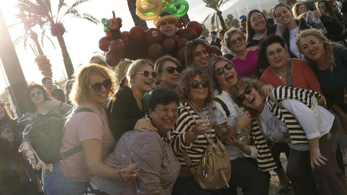 FOTOS | 30.000 personas llenan el Parc de la Mar en el Raïm Wine Fest