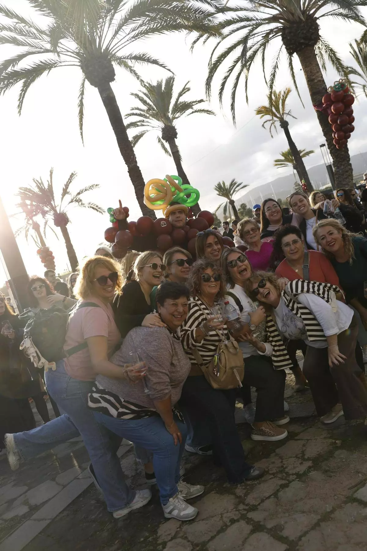FOTOS | 30.000 personas llenan el Parc de la Mar en el Raïm Wine Fest