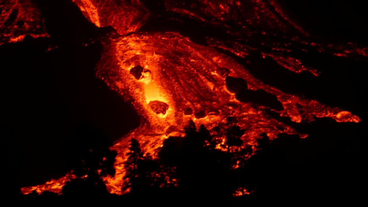 Enormes rocas fluyen sobre la lava arrojada por el volcán Cumbre Vieja.