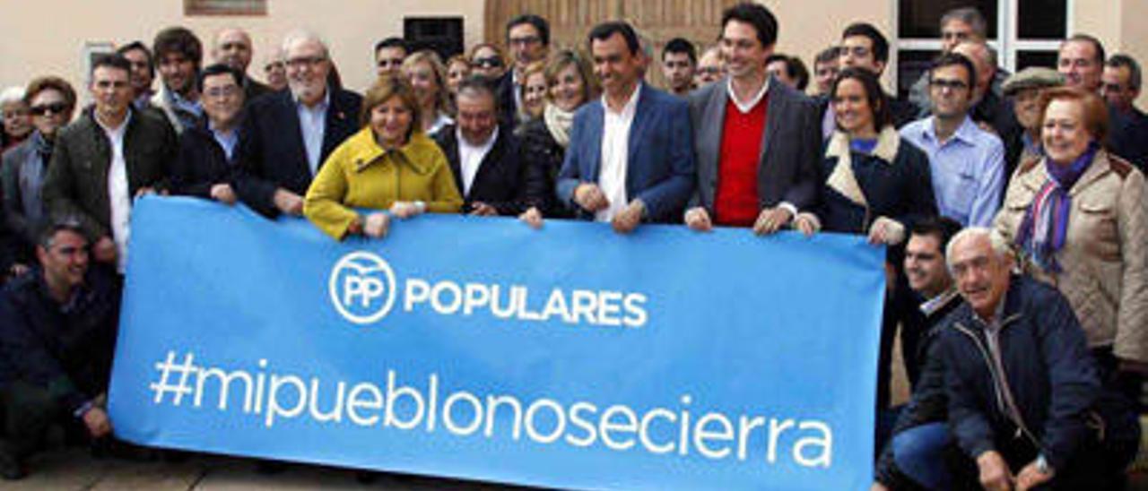 Dirigentes y candidatos del PP, tras una pancarta ayer en Emperador, el municipio de menor tamaño de la Comunitat Valenciana.