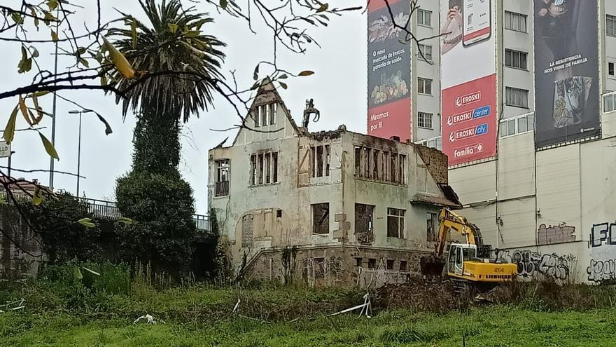 El Concello de Oleiros derriba la casa Carnicero el día de Fin de Año