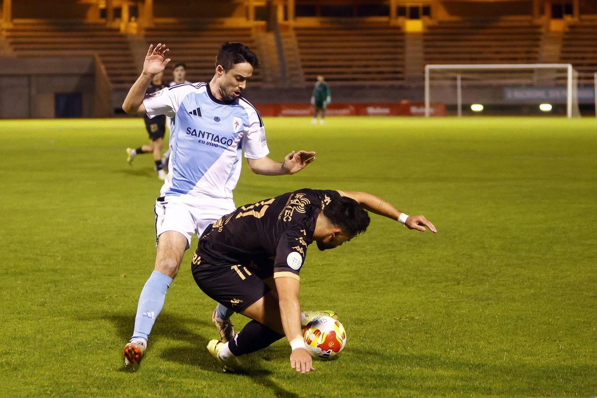 Armental pugna por la posesión del balón con un jugador del Arosa.
