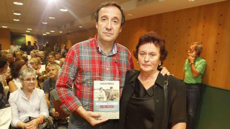 Carlos Fonseca y Flor Baena, la hermana de uno de los protagonistas de su último libro. //J. Santomé