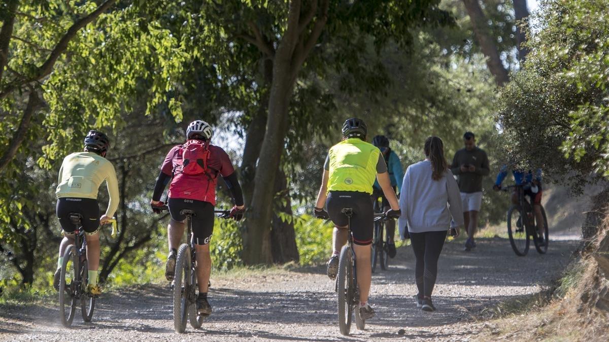 Bicis y paseantes comparten espacio en la carretera de las Aigües, este sábado