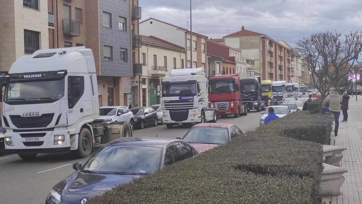 Caravana de camiones en El Ferial el lunes por la tarde.