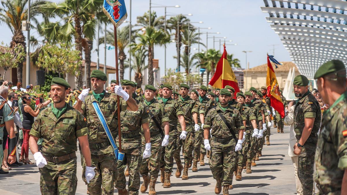 Sol y fidelidad a la enseña en el acto de jura de bandera del MOE en Torrevieja