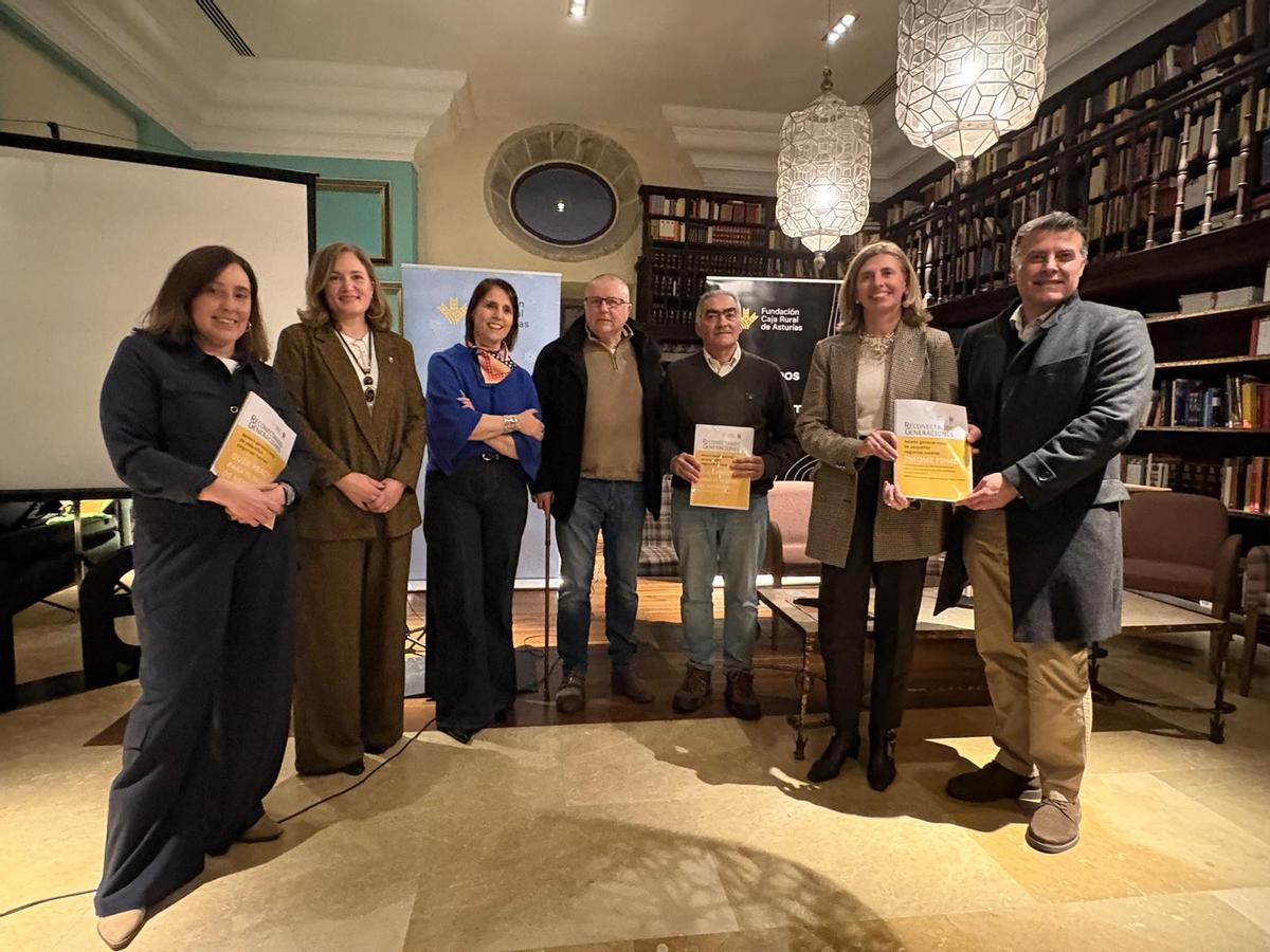 Por la izquierda, Belén Liste, Begoña López, Aránzazu González, los recién jubilados y homenajeados Jorge Arbas, José Manuel Cachón; Eva Pando y José Luis Fontaniella.