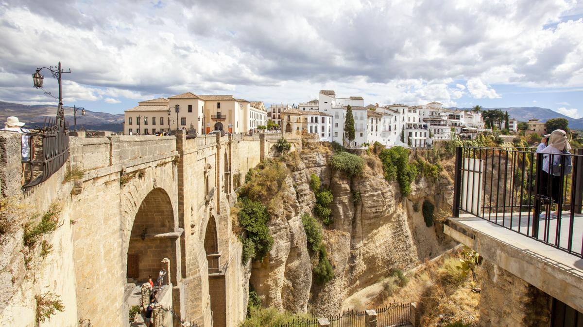 Andalucía alberga numerosos tesoros para descubrir y disfrutar, que aúnan naturaleza, cultura y patrimonio.