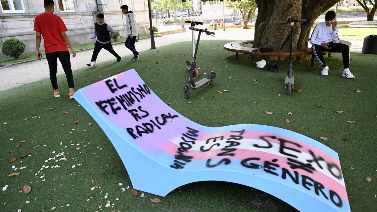 El banco agredido con pintadas.