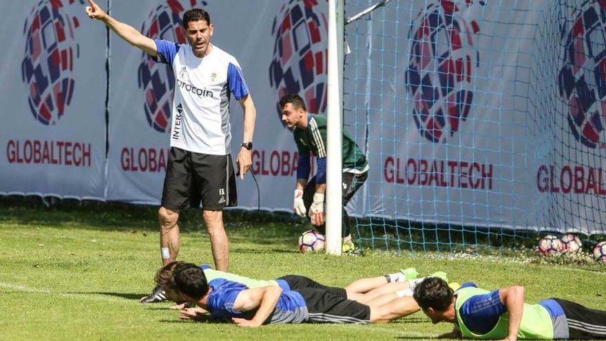 Hierro da indicaciones a sus futbolistas en El Requexón.