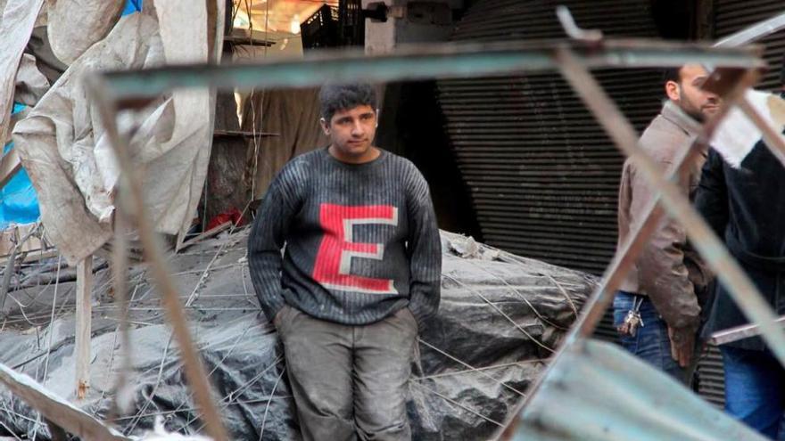 Un hombre entre ruinas en Alepo, tras un bombardeo de aviones de Asad.