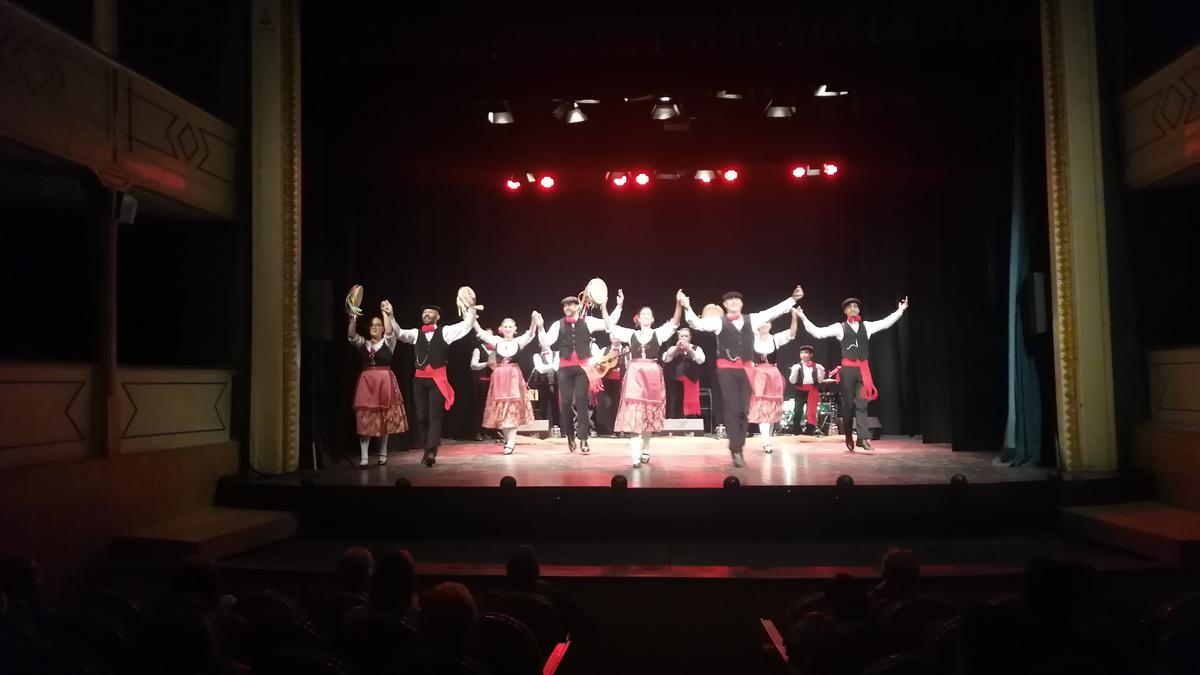 El público disfruta de la actuación del grupo de Sicilia en el Teatro Latorre
