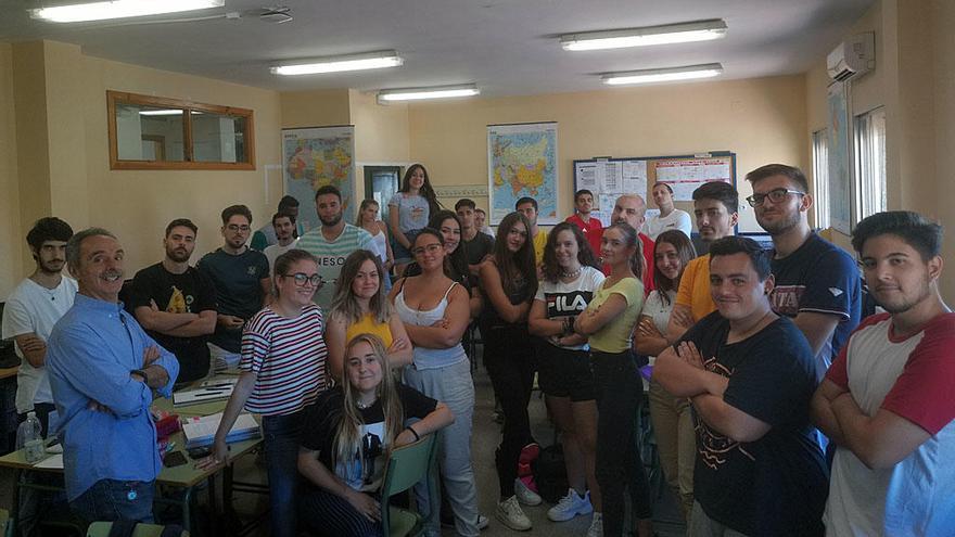 Juan A. Aguilar (izq.) con sus alumnos del ciclo superior de Comercio Internacional, en el Romero Esteo.