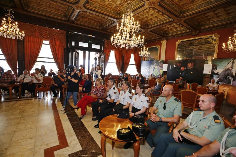 La Sociedad Casino de Torrevieja acoge hasta el lunes una exposición fotográfica de Manuel Lorenzo con motivo del 175 aniversario de la Guardia Civil. La inauguración el martes estuvo precedida por un