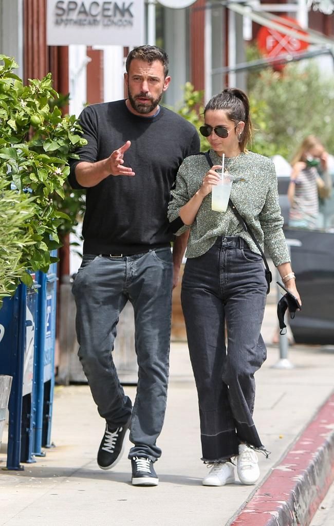 Ana de Armas con pantalones vaqueros en gris oscuro