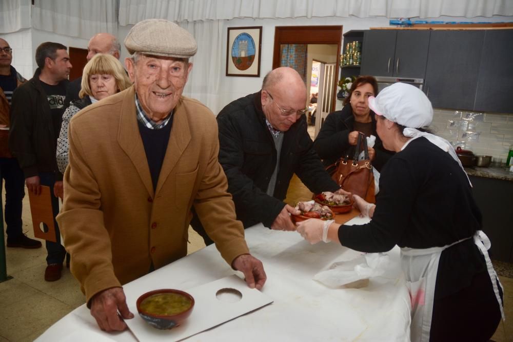 Fiestas gastronómicas en Galicia | El Caldo de Mourente calienta a 5.000 comensales