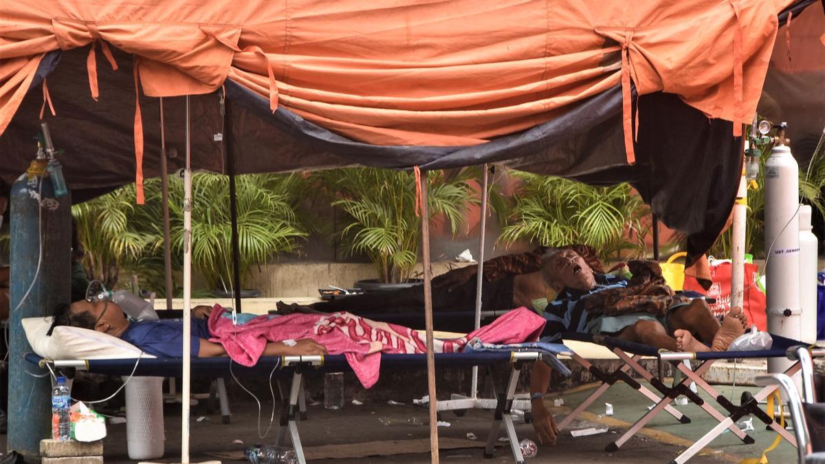 Pacientes de covid-19 reciben tratamiento en una tienda montada en el exterior del hospital de Bekasi, una ciudad de la isla de Java.