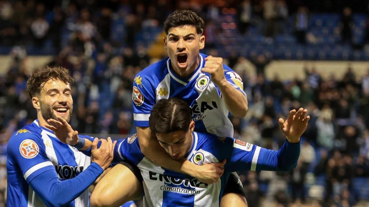 Nico Espinosa celebra con el puño cerrado el tanto de Unai Ropero en el derbi frente al Eldense.