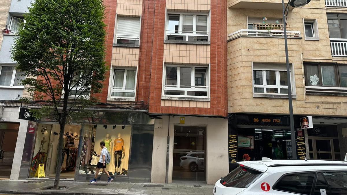 Fallece un hombre de 68 años tras caer por unas escaleras en un edificio de Gijón
