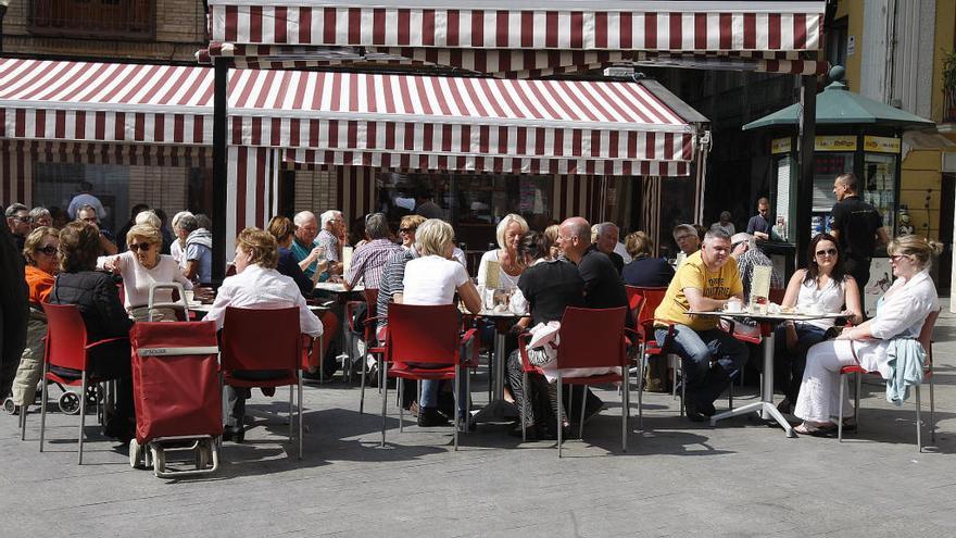 Turistas en la plaza de las Flores de Murcia.