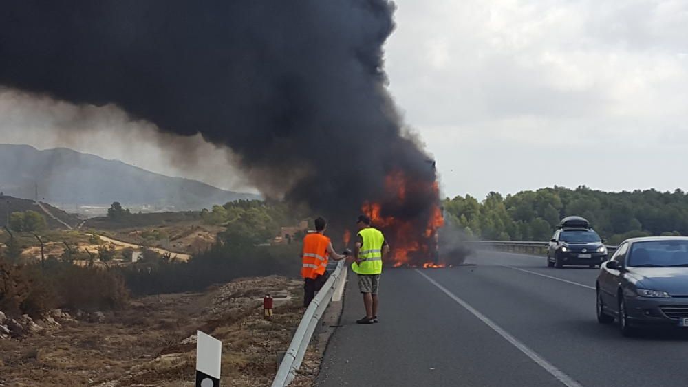 Un camión se incendia y provoca un incendio forestal en Torreblanca