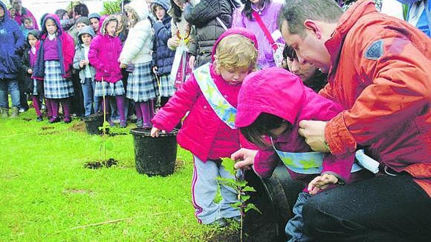 La escuela Pinín  de Navia celebra  el «Día de Europa» con la plantación de árboles