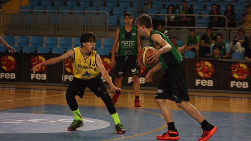 García García defiende una jugada del Joventut.