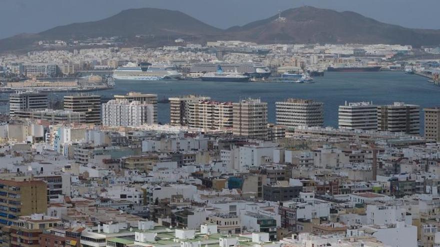 Una decena de cruceros llegan a La Luz estos días.