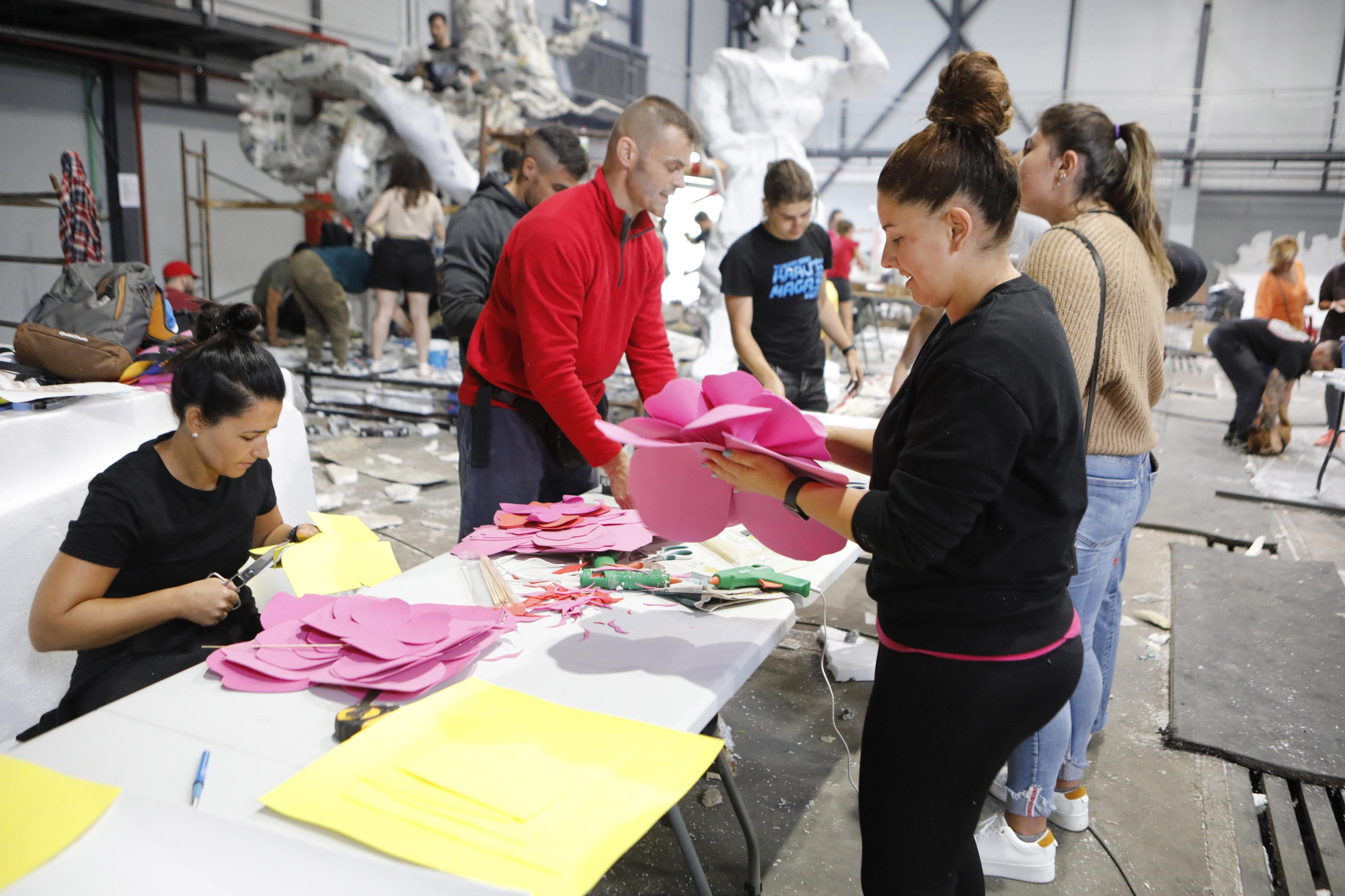 Los astilleros del Nalón, a tope: 42 carrozas y 6.000 romeros desfilarán en el Descenso Folklórico