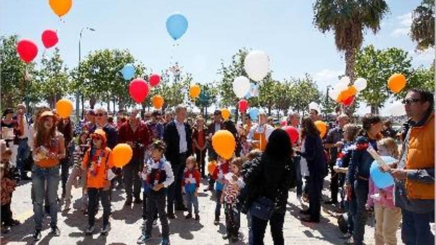 Holandeses residentes en Valencia, durante el lanzamiento de globos.